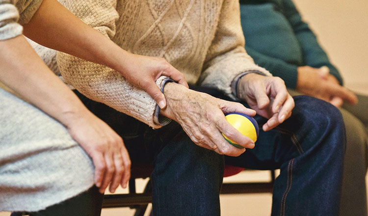 Cómo prevenir caídas en personas mayores